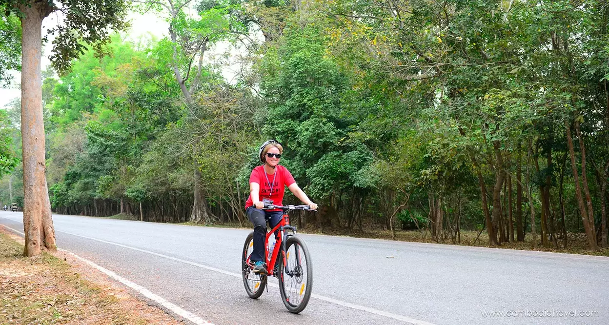 Biking-through-Angkor-8