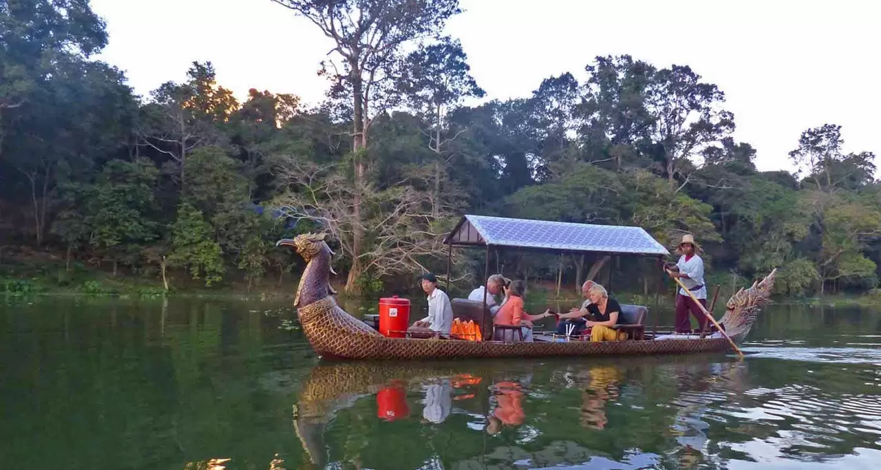 Cruise around the magnificent Angkor Thom by Kongkear Angkor. 