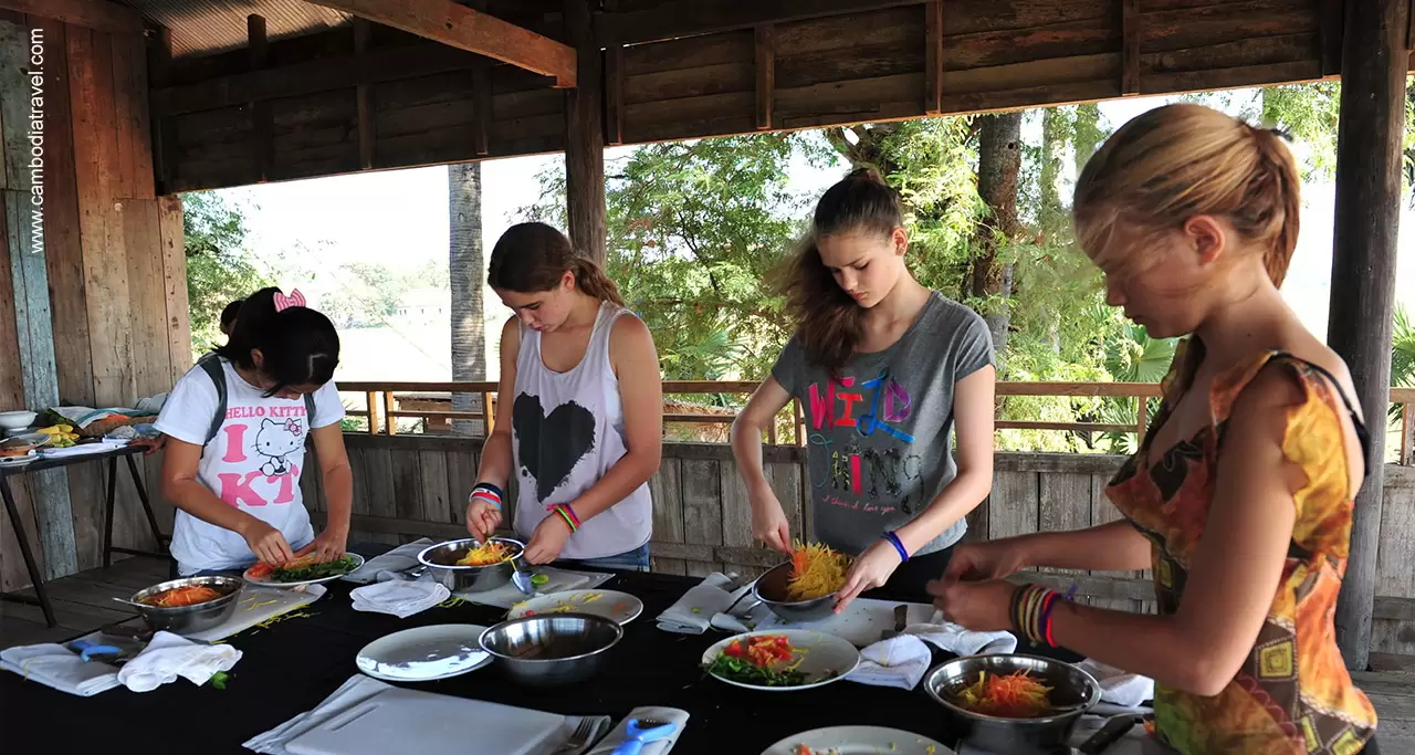 International students learn to prepare traditional Khmer dishes.