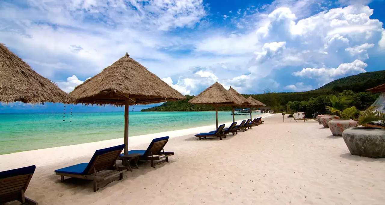 Secluded and relaxing beachfront in Sok San Beach Resort.